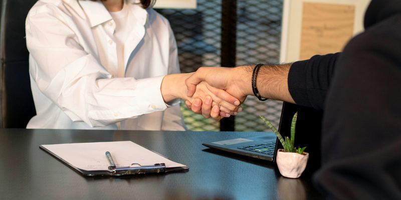 Poignée de main concluant une entente entre deux personnes